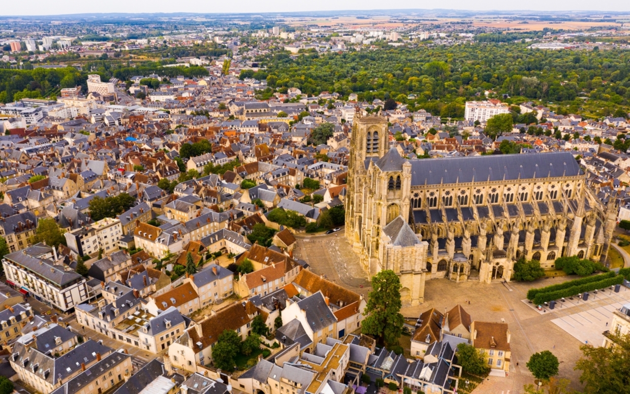 Vista,desde,dron,de,casas,y,antigua,catedral,católica,romana