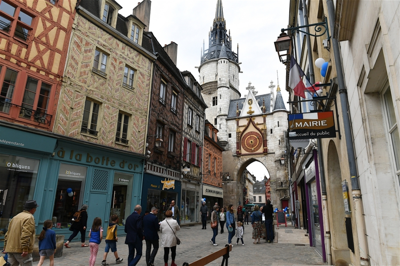 Auxerre,,Francia 05,18,2024:,Gente,En,Una,Calle,De,Antaño
