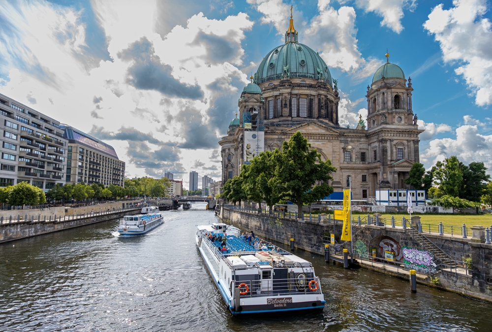 Berlin,,26.05.2025,,Tour,Boats,Passing,Berlin,Cathedral,On,River.,River