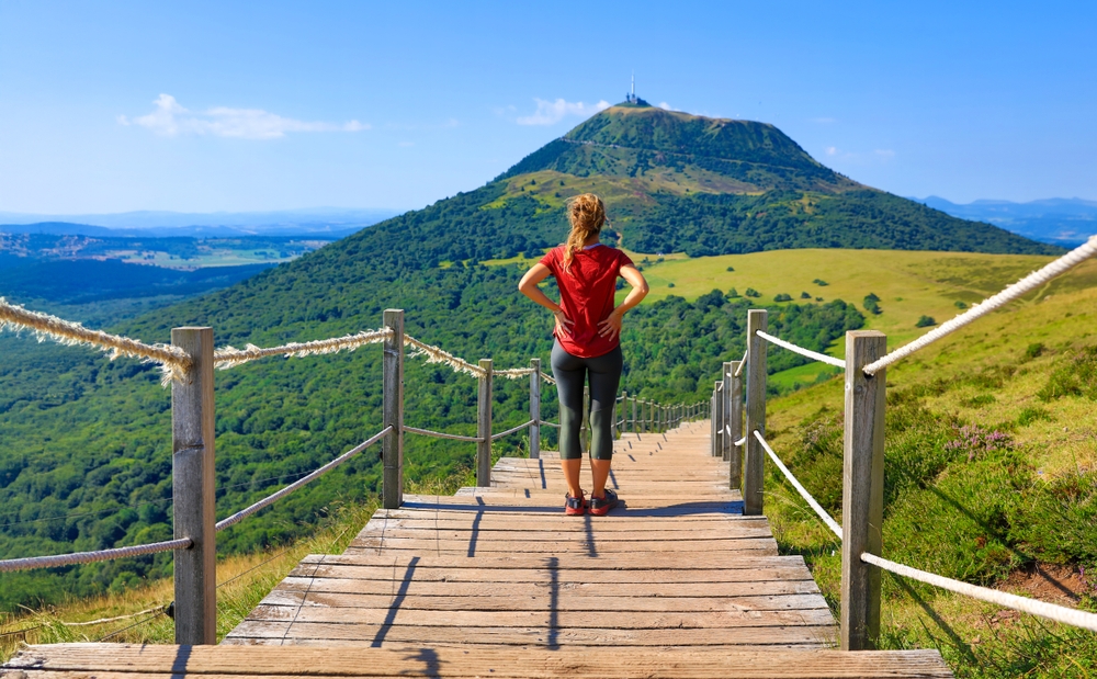 Hiker,Woman,Standing,And,Enjoying,Beautiful,Panoramic,View,Of,Mountain