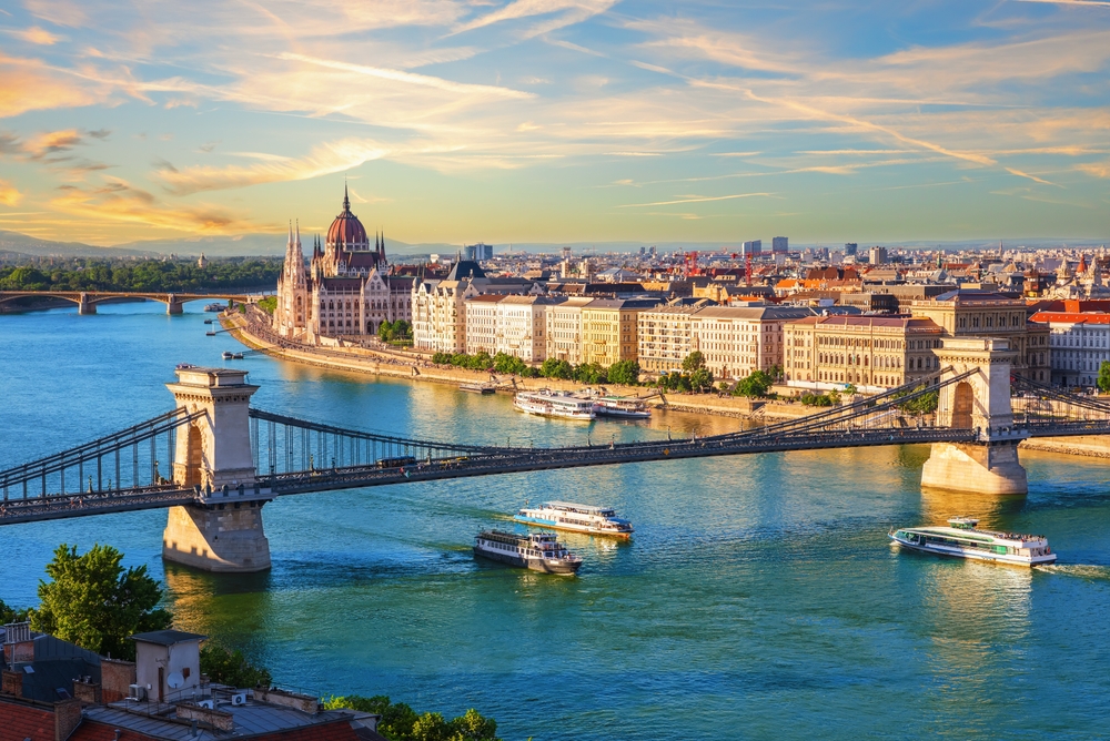 Famous,Szechenyi,Chain,Bridge,,Symbol,Of,Budapest,,Hungary,,Summer,Sunset