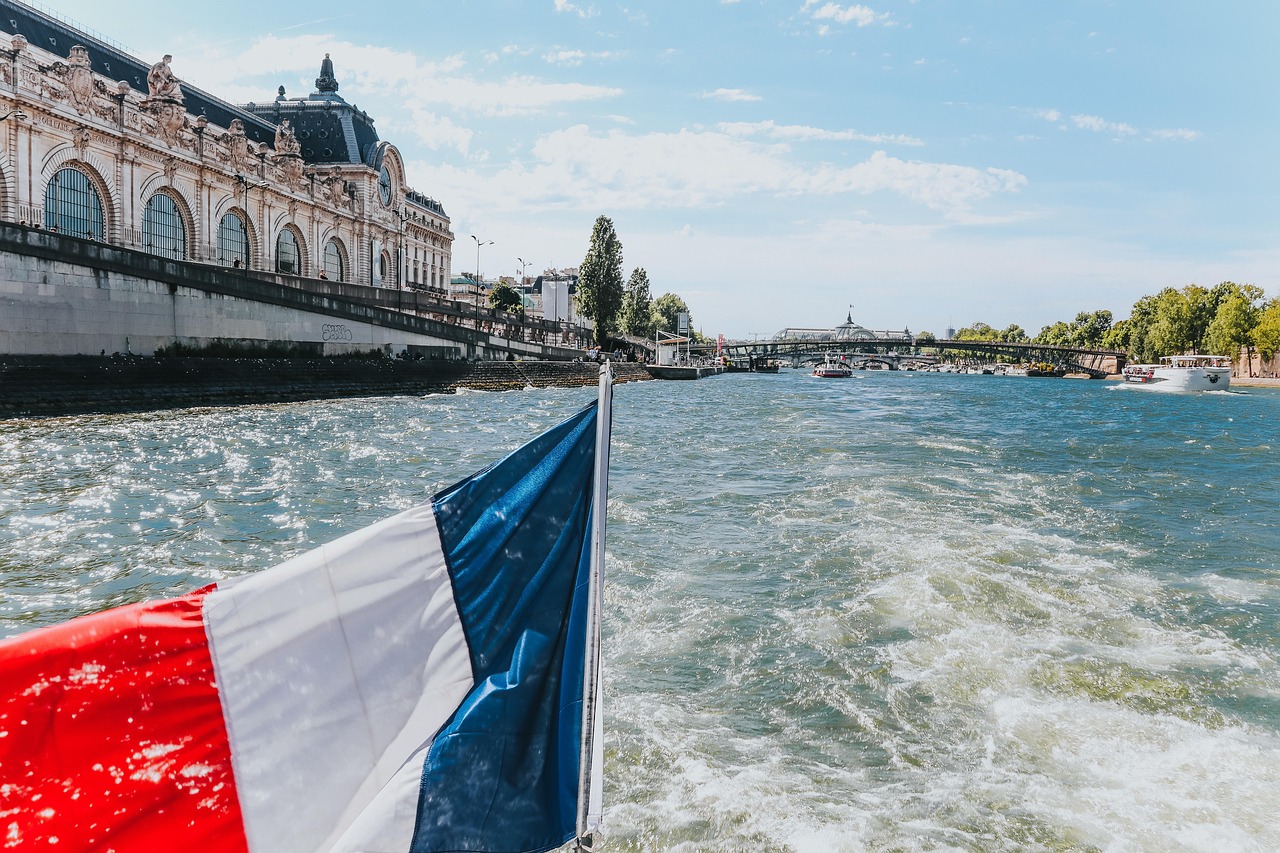 bateau sur la seine