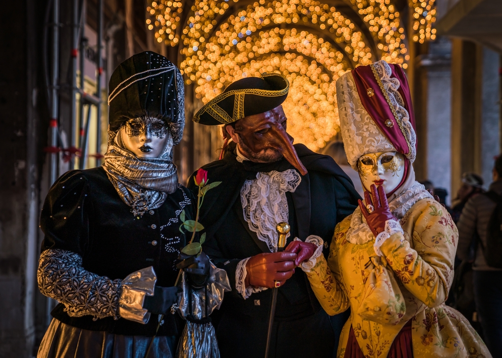 People,Wearing,Elaborate,Masks,And,Costumes,During,The,Venice,Carnival